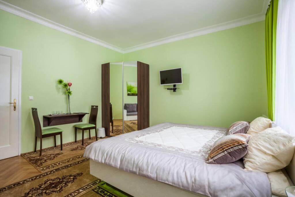 Luxury Air-Conditioned Family Apartment Spitalska Old Town Pozsony Kültér fotó